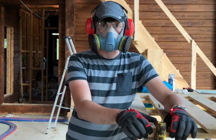 bouwvakker met stofmasker en koptelefoon op