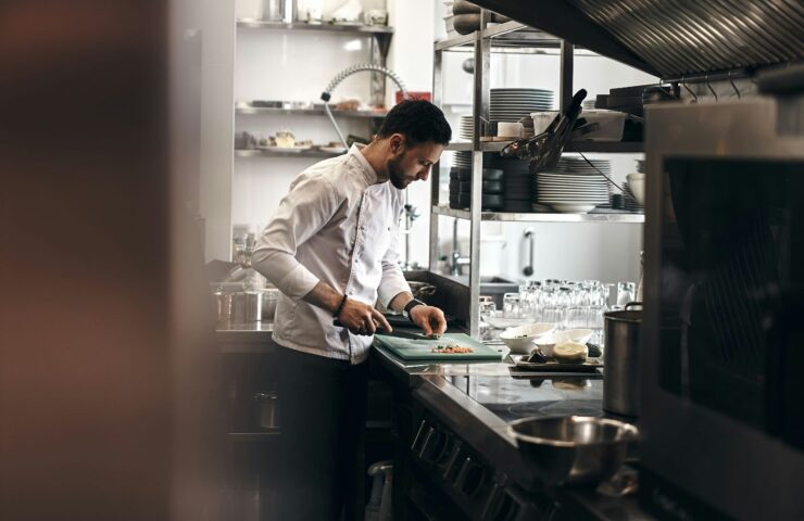 kok aan het werk in de keuken
