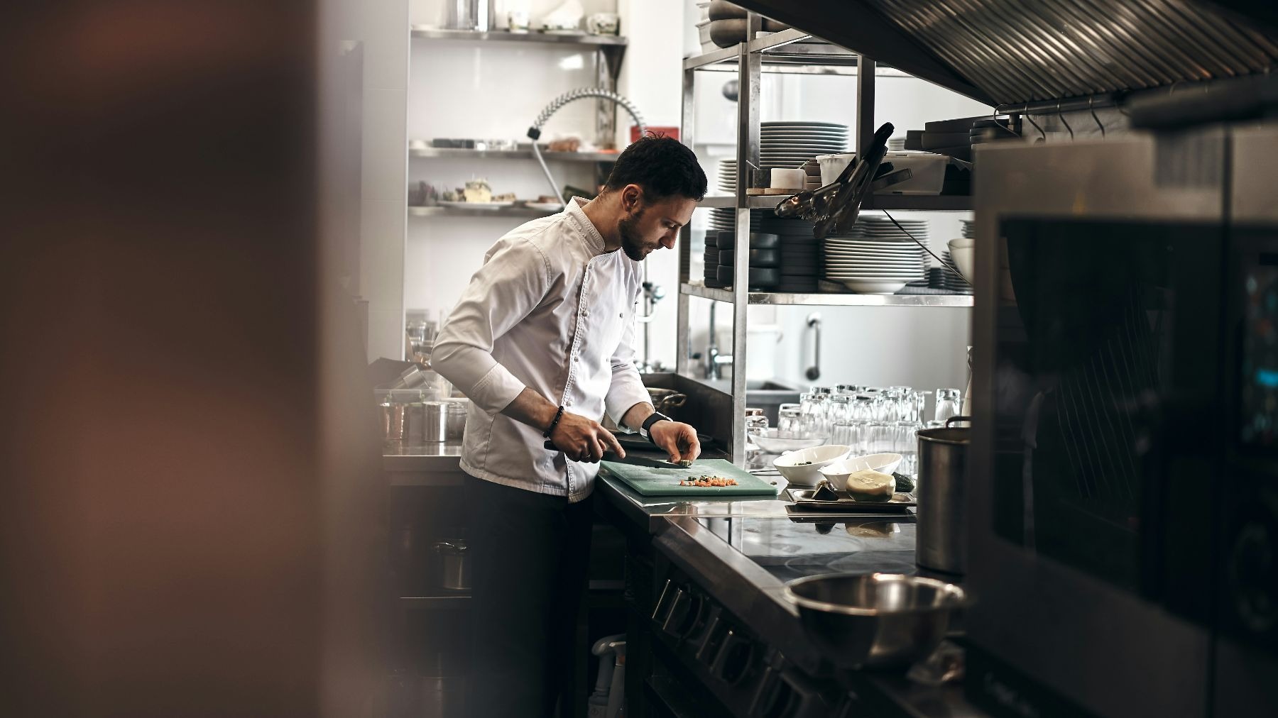 kok aan het werk in de keuken